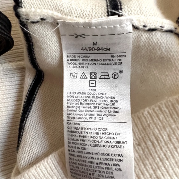 Banana Republic stripe Italian wool sweater with lips. Women’s crew neck M. - Picture 4 of 4